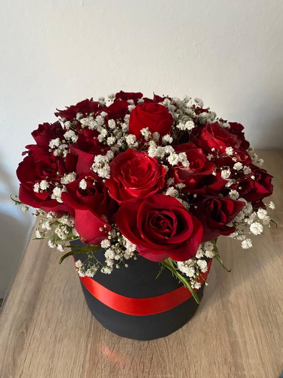 Ramo Caja cilíndrica con rosas y gipsófila