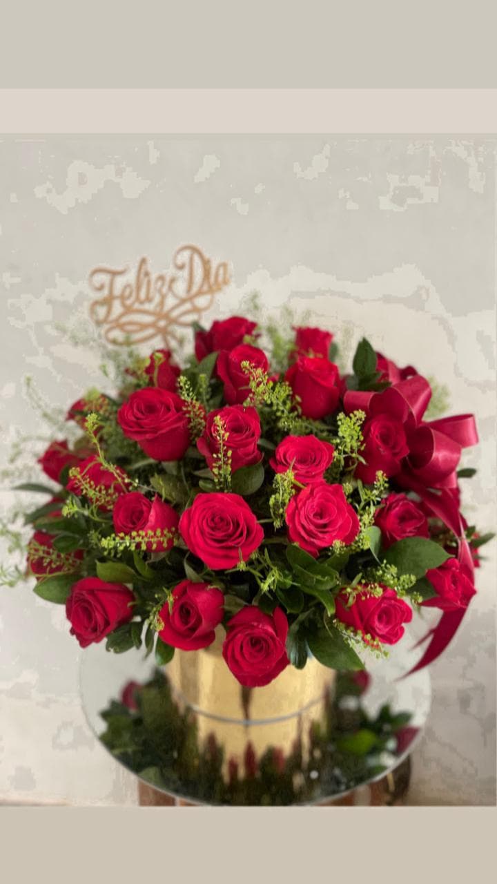 Ramo Caja dorada cilíndrica con rosas rojas